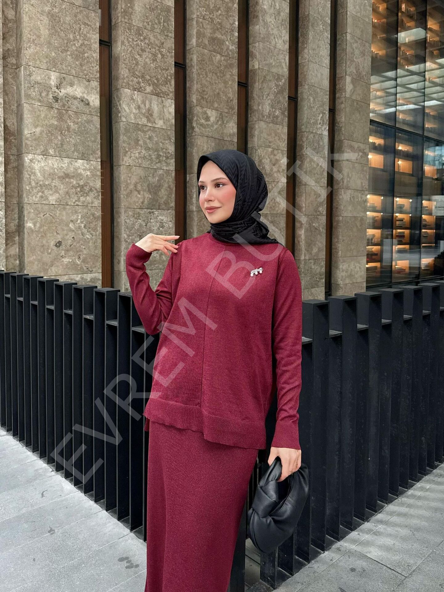 SİMLİ BROŞLU TRİKO TAKIM