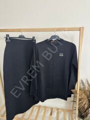 SİMLİ BROŞLU TRİKO TAKIM