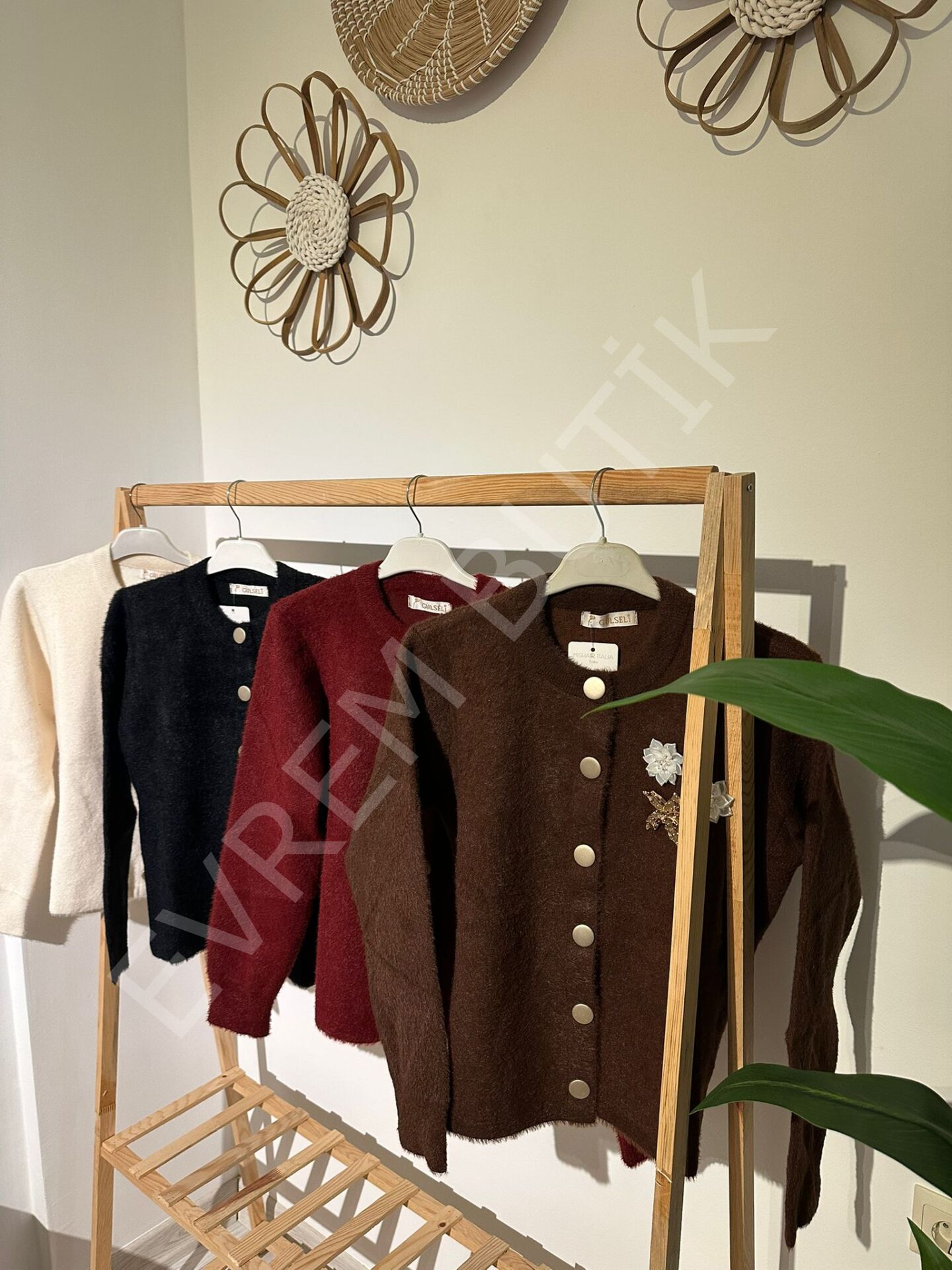 ANGORA BROŞLU HIRKA