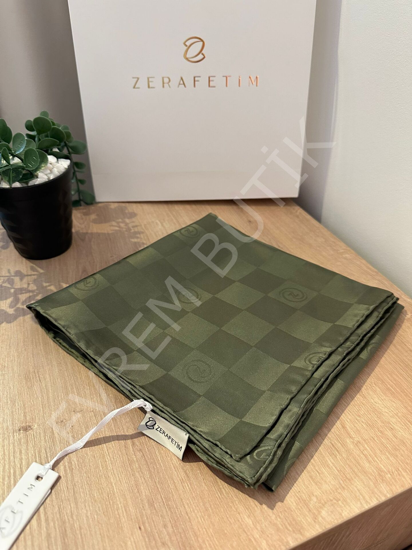 DAMALI JAKARLI DESEN İPEK TWİLL EŞARP HAKİ