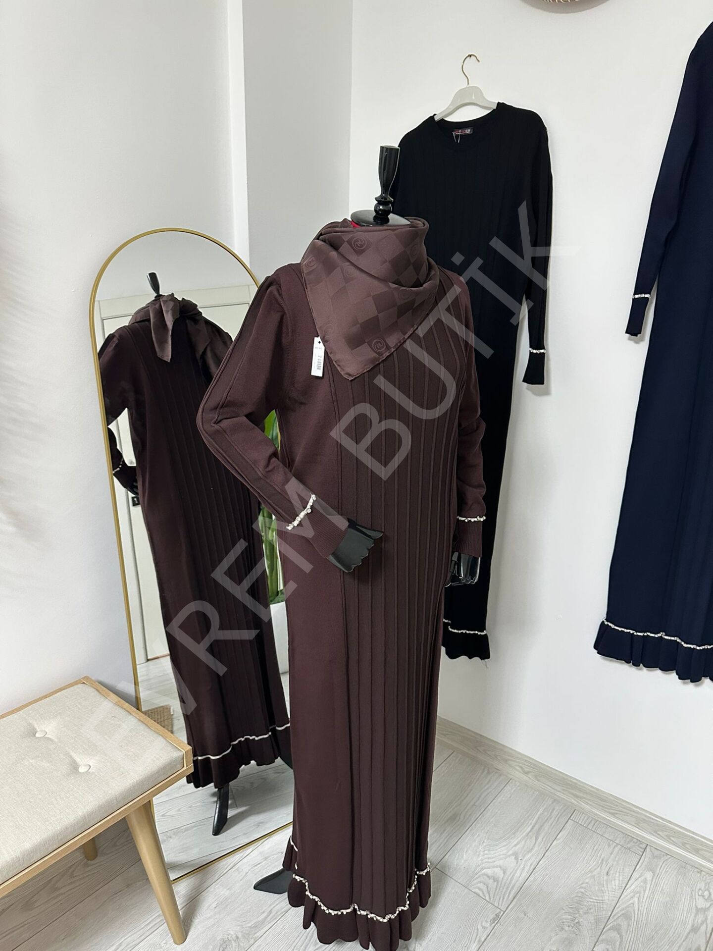 KOL VE ETEK UÇU TAŞ DETAYLI TRİKO ELBİSE