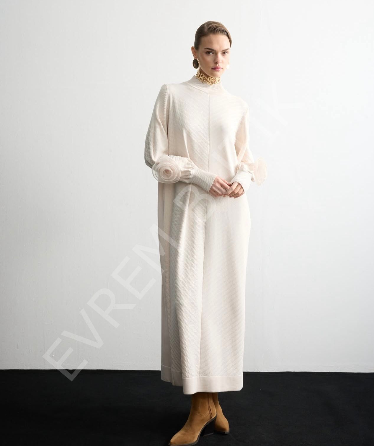 GÜL DETAYLI TRİKO ELBİSE